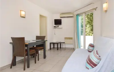 Télévision ou salle de divertissement dans l'établissement Nice Apartment In Moriani Plage