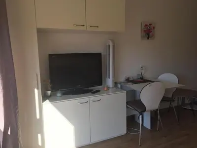 Télévision ou salle de divertissement dans l'établissement Calvi au soleil