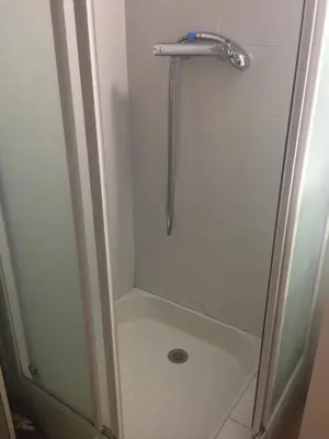 Salle de bains dans l'établissement Calvi au soleil