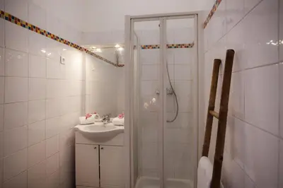 Salle de bains dans l'établissement Villa Kalliste