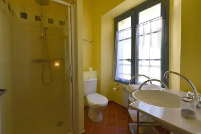 Salle de bains dans l'établissement Résidence I FIORETTI