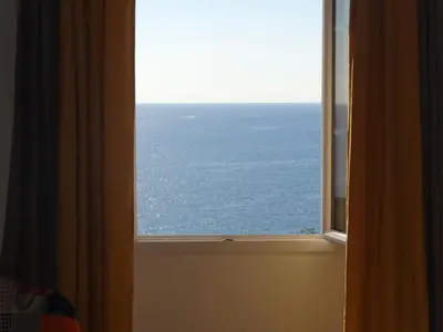 Vue générale sur la mer ou vue sur la mer prise depuis l'appartement