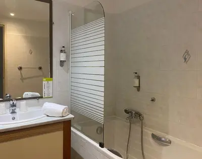 Salle de bains dans l'établissement Grand Hôtel De Calvi