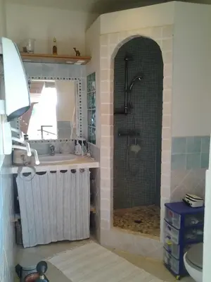Salle de bains dans l'établissement Villa de charme avec piscine