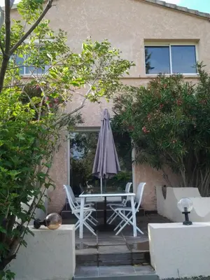Terrasse ou espace extérieur de l'établissement Villa de charme avec piscine