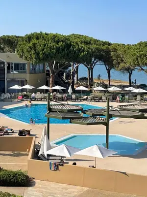 Piscine de l'établissement Le Village des Isles ou située à proximité