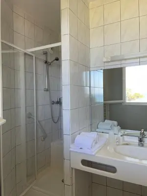 Salle de bains dans l'établissement Le Village des Isles