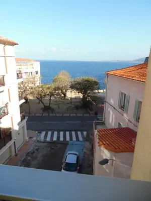Vue générale sur la mer ou vue sur la mer prise depuis l'appartement