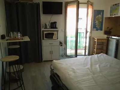 Cuisine ou kitchenette dans l'établissement Studio du Commandant Marché