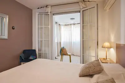 Un ou plusieurs lits dans un hébergement de l'établissement Mare appart avec jardin et bbq vue mer et montagne plage et port à 2 pas