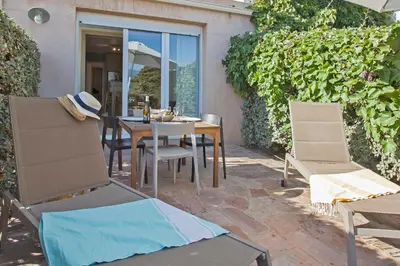 Coin salon dans l'établissement Mare appart avec jardin et bbq vue mer et montagne plage et port à 2 pas