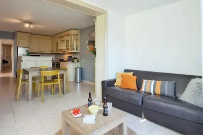 Cuisine ou kitchenette dans l'établissement Mare appart avec jardin et bbq vue mer et montagne plage et port à 2 pas