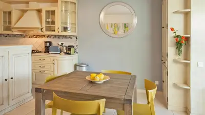 Cuisine ou kitchenette dans l'établissement Mare appart avec jardin et bbq vue mer et montagne plage et port à 2 pas