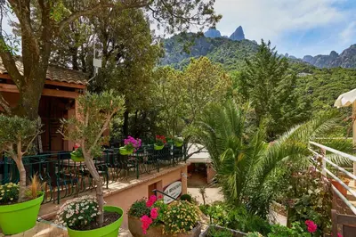 Vue générale sur la montagne ou vue sur la montagne depuis le camping