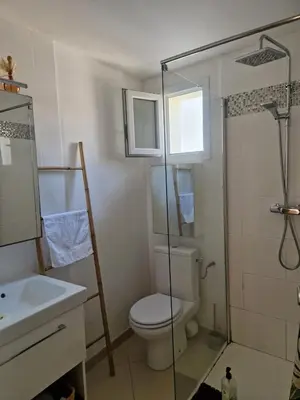 Salle de bains dans l'établissement Les Chênes Verts
