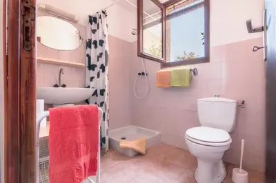 Salle de bains dans l'établissement La Tour