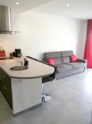 Coin salon dans l'établissement Appartement charmant à Olmeta di Tuda avec piscine partagée