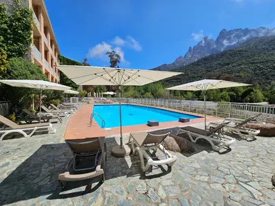 Vue générale sur la montagne ou vue sur la montagne depuis l'hôtel
