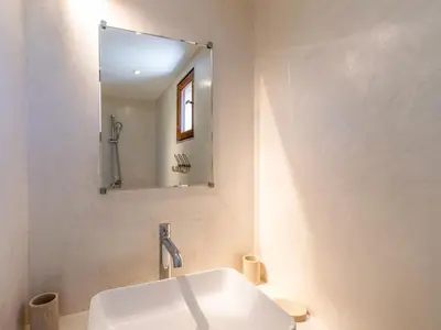 Salle de bains dans l'établissement Holiday Home Maison Josée by Interhome