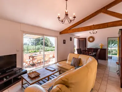 Télévision ou salle de divertissement dans l'établissement Holiday Home Maison Christian by Interhome