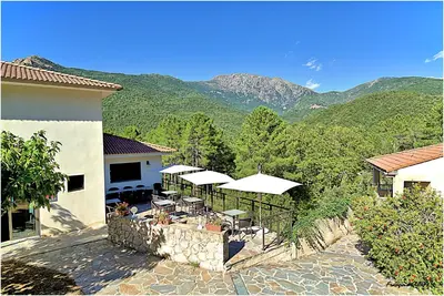 Vue générale sur la montagne ou vue sur la montagne depuis l'hôtel
