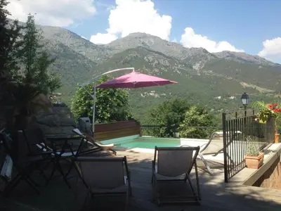 Vue générale sur la montagne ou vue sur la montagne depuis l'hôtel