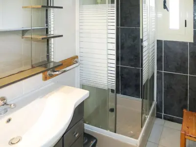 Salle de bains dans l'établissement Apartment Résidence Posidonie Hollywood by Interhome