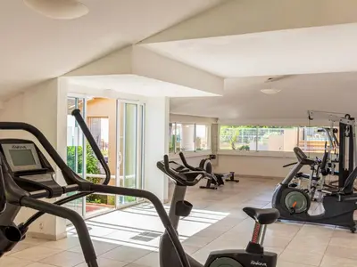 Salle ou équipements de sports de l'établissement Apartment MB4 piscine by Interhome