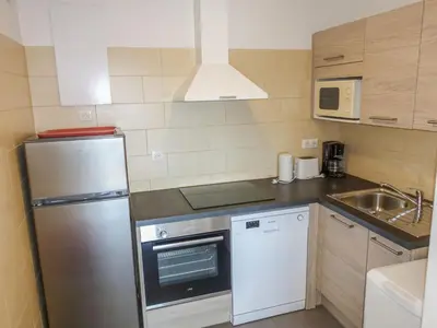 Cuisine ou kitchenette dans l'établissement Apartment Camelia- Marjolène by Interhome