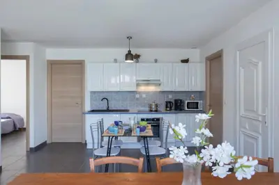 Cuisine ou kitchenette dans l'établissement Villa Jardins de la Mer