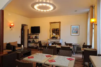 Télévision ou salle de divertissement dans l'établissement Hôtel Duc De Padoue