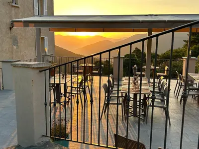 Vue générale sur la montagne ou vue sur la montagne depuis l'hôtel
