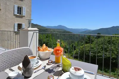 Vue générale sur la montagne ou vue sur la montagne depuis l'hôtel