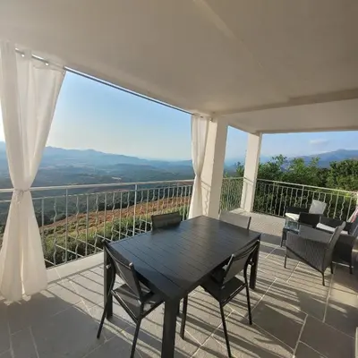 Vue générale sur la montagne ou vue sur la montagne depuis l'appartement