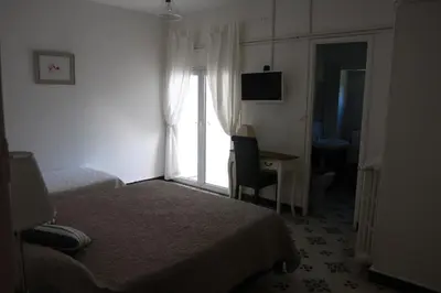 Télévision ou salle de divertissement dans l'établissement 1er Consul SAS a Bussinca