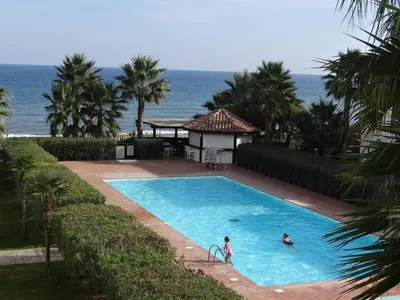 Piscine de l'établissement Vue sur mer et montagnes ou située à proximité