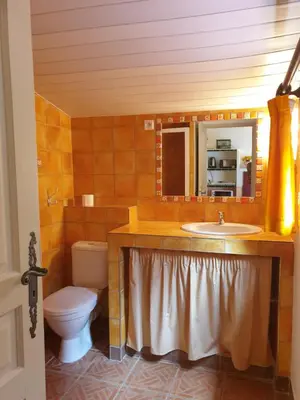 Salle de bains dans l'établissement Résidence Le Home