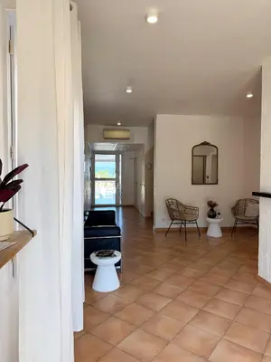 Coin salon dans l'établissement Hôtel Thalassa