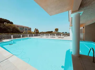 Piscine de l'établissement Hôtel Thalassa ou située à proximité