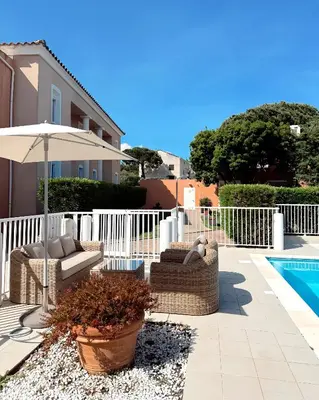 Piscine de l'établissement Hôtel Thalassa ou située à proximité
