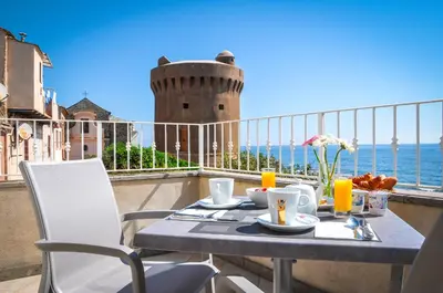 Vue générale sur la mer ou vue sur la mer prise depuis l'hôtel