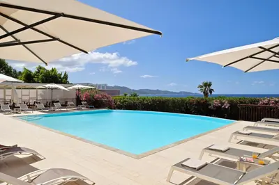 Piscine de l'établissement Hôtel Demeure Loredana ou située à proximité