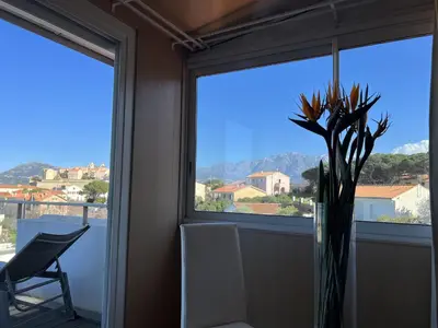 Vue générale sur la montagne ou vue sur la montagne depuis l'hôtel