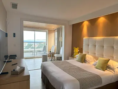 Un ou plusieurs lits dans un hébergement de l'établissement Hotel Revellata & Spa