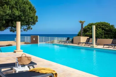 Piscine de l'établissement Résidence Marina Bianca ou située à proximité