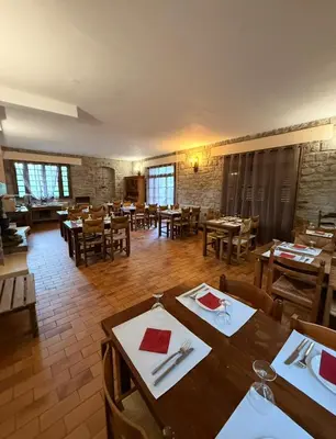 Restaurant ou autre lieu de restauration dans l'établissement Hôtel - Pub Le Petit Bosquet