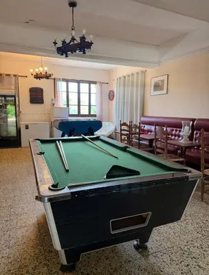 Billard dans l'établissement Hôtel - Pub Le Petit Bosquet