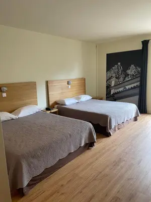 Un ou plusieurs lits dans un hébergement de l'établissement Logis Hotel Le Lonca