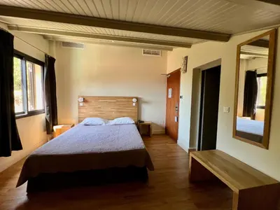 Un ou plusieurs lits dans un hébergement de l'établissement Logis Hotel Le Lonca