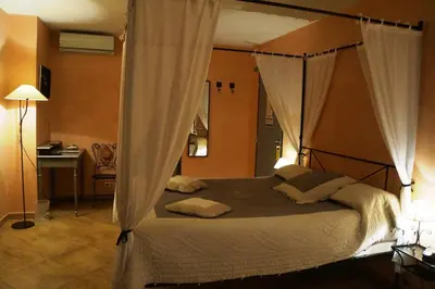 Un ou plusieurs lits dans un hébergement de l'établissement Hotel Le Saint Jean